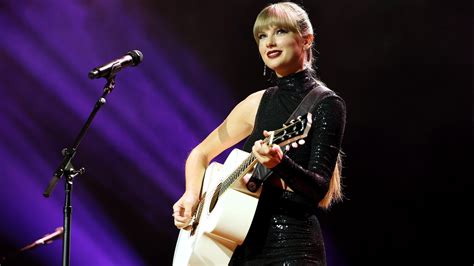 Taylor swift conc - Temperatures reached 102.4 degrees Fahrenheit in the city on Friday. During the show, her first of three at the venue, Swift paused her performance to request water for a group of fans who ...
